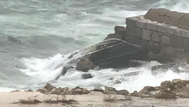Imagen de la narcolancha que ha volcado y que ha encallado este viernes en Gibraltar