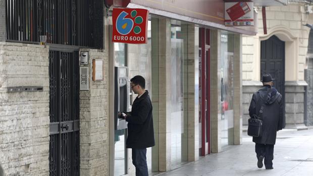 Un hombre realiza gestiones en un cajero automático de la capital