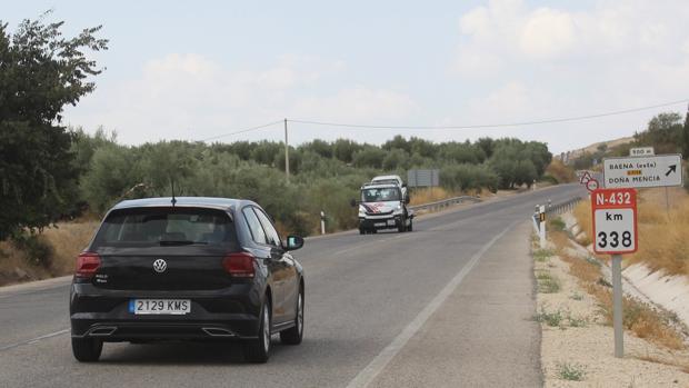 Vehículos circulando por la N-432 (Badajoz-Granada)