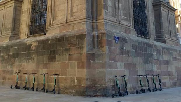 Patinetes estacionados a los pies de la Catedral de Málaga