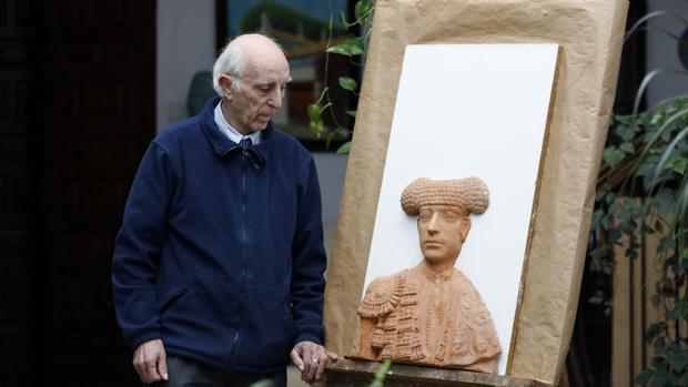 El escultor Andrés Quesada, con la obra