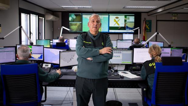 El coronel jefe Jesús Narciso Núñez, en el centro de control de la Comandancia de Algeciras