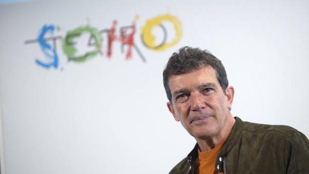 Banderas en la presentación del teatro