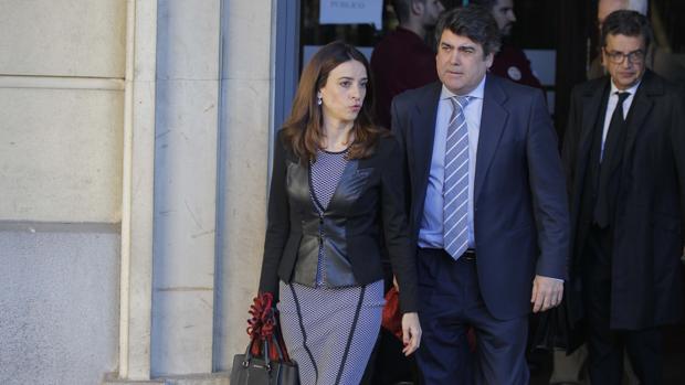 Los letrados del PP Lourdes Fuster y Luis García Navarro, saliendo de la Audiencia de Sevilla