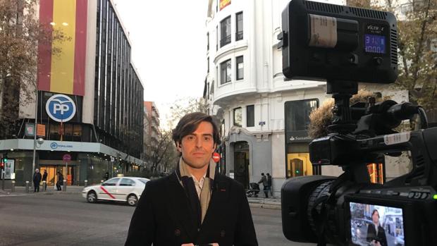 Pablo Montesinos, en una conexión televisiva desde enfrente de la sede del PP en Madrid