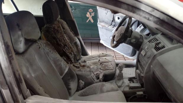 Interior del vehículo de la Guardia Civil calcinado por un cóctel molotov