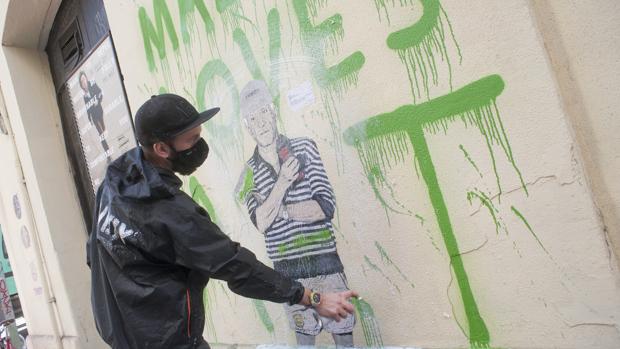 El gafitero haciendo una de sus obras en el soho de Málaga