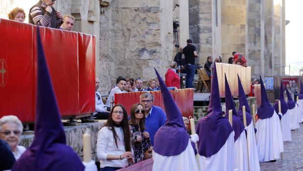 Fila de nazarenos pasando por la actual carrera oficial, en el entorno de la Mezquita-Catedral