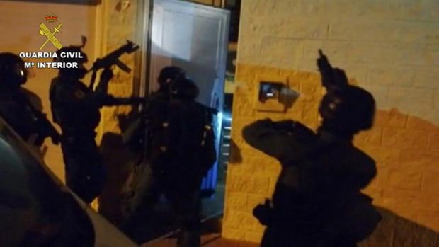 Momento de la intervención de la Guardia Civil durante la operación «Tardo»