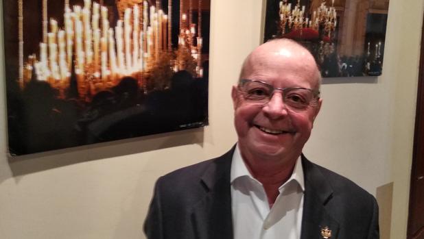 Manuel Nieto, ante la Virgen de las Aguas de El Museo