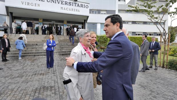 El presidente de la Junta Juanma Moreno durante su visita al Hospital Virgen Macarena de Sevilla