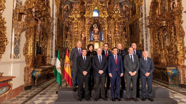 Moreno y los presidentes de los consejos de cofadías posaron en la antigua capilla del Palacio de San Telmo