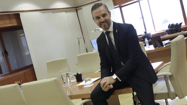 Juan Bravo, consejero de Hacienda en su despacho de la Junta de Andalucía