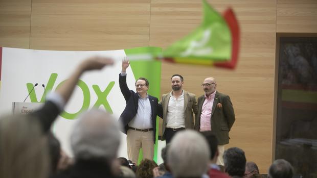 El candidato por Córdoba, a la izquierda, junto a Santiago Abascal en el mitin