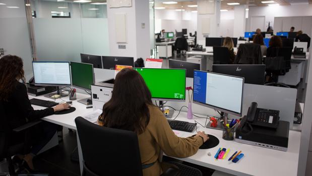 El paro bajó en Andalucía en 4.900 personas