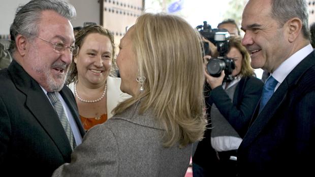 Bernat Soria saluda a Fuensanta Coves, en presencia de su mujer y Manuel Chaves en 2008