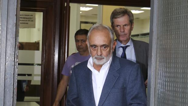 Fernando Villén Rueda, en primer plano, saliendo de los juzgados de Sevilla
