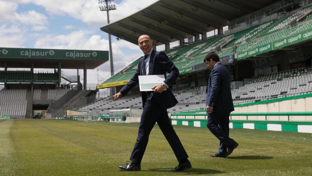 El presidente del Córdoba, Jesús León, junto a Luis Oliver en El Arcángel