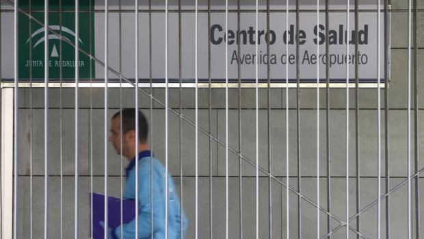Un sanitario entre en el centro de salud Avenida del Aeropuerto de Córdoba