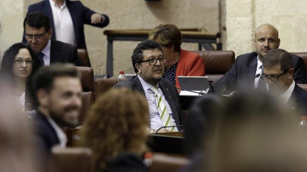 Imagen del juez de familia en excedencia forzosa Francisco Serrano, en el último Pleno del Parlamento