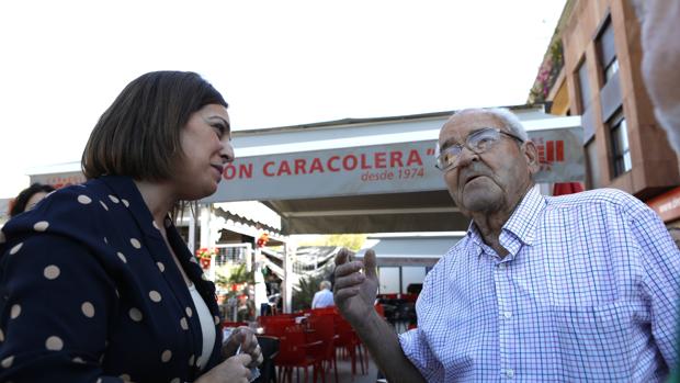 Isabel Ambrosio conversa con un vecino esta mañana en Levante