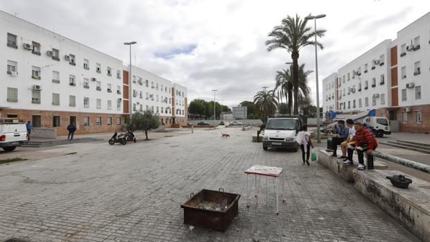 Un grupo de jóvenes en uno de los patios de Palmeras
