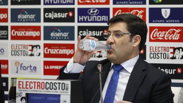 El presidente del Córdoba CF, Jesús León, bebe un trago de agua de una botella