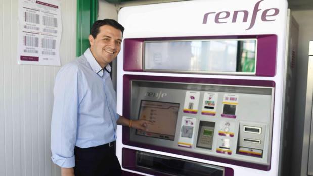 El acaldable del PP, ayer sacando su billete para el Cercanías en la parada de Alcolea