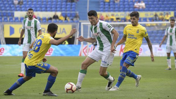 Loureiro regatea en una pugna en el Las Palmas-Córdoba CF