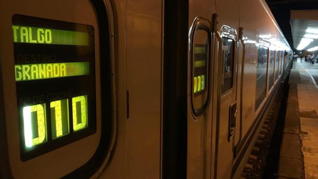 El Talgo averiado, durante el trayecto de Madrid a Granada, este domingo