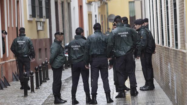 Agentes de la Guardia Civil en el registro de la sede de UGT Andalucía en Sevilla