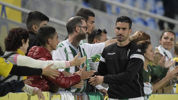 El capitán del Córdoba, Alejandro Alfaro, se despide de la afición tras el descenso en Las Palmas