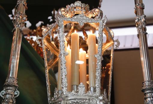 Farol de la hermandad del Huerto en el palio de la Esperanza del Valle