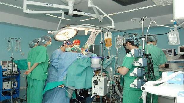 Médicos operando en el Reina Sofía de Córdoba