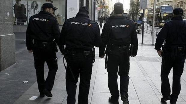 Agentes de la Policía Nacional han participacdo en la detención de 17 personas en Andalucía que se dedicaban a gestionar parejas de hecho para regularizar a extranjeros