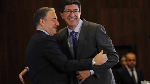 Juan Marín (d) saluda a Elías Bendodo en el Foro de la Cadena Ser en Sevilla