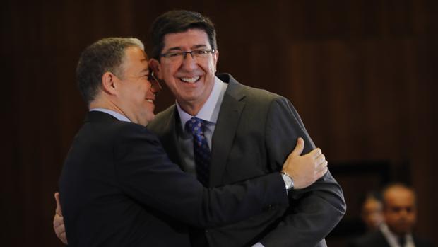 Juan Marín se funde en un abrazo con Elías Bendodo ayer en un foro