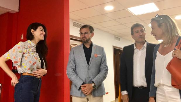 Isabel Albás, durante su reunión con la empresa No Solo Software