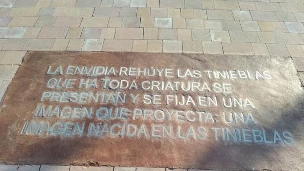 La placa con la falta de ortografía