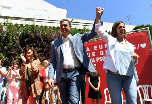 Carmen Calvo junto a Pedro Sánchez, que levanta la mano de Isabel Ambrosio en el mitin