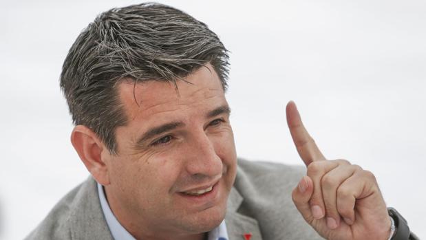 Pedro García, candidato de IU a la Alcaldía de Córdoba, durante una entrevista con ABC