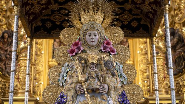 La Virgen del Rocío con las galas del Centenario de su Coronación Canónica