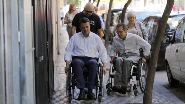 Bellido en silla de ruedas junto a Manuel Castaño en Ciudad Jardín