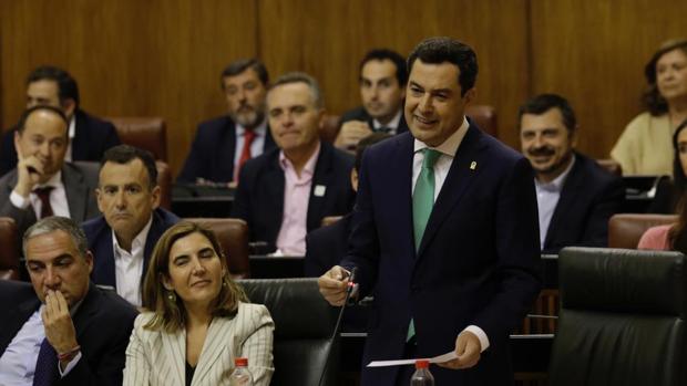 El presidente de la Junta, Juanma Moreno, este jueves en el Parlamento