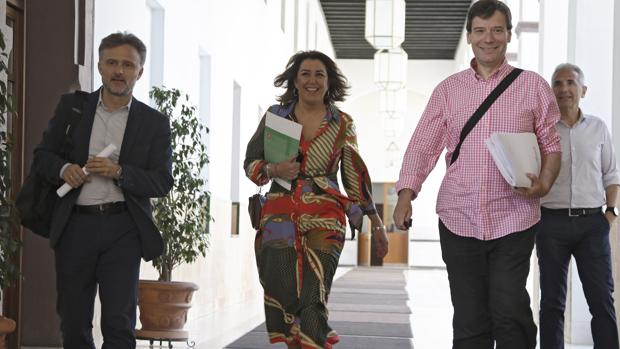 La expresidenta de la Junta en el Parlamento acompañada por sus hombres de confianza, José Fiscal (izquerda), Carmelo Gómez (derecha) y Miguel Ángel Vázquez