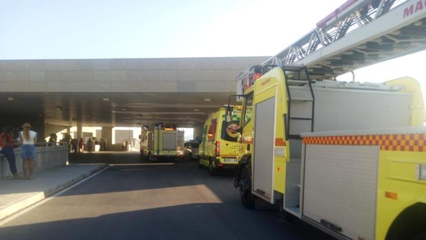 Dos camiones de bomberos y una ambulancia, este domingo ante las Urgencias del hospital de La Línea