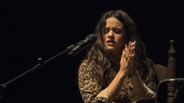 Rosalía, durante su actuación en la Bienal de Flamenco de Sevilla