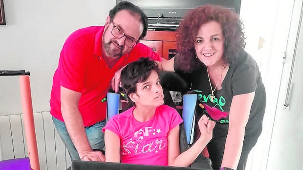 Alba María Luque junto a sus padres