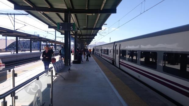 Imagen de archivo del tren Altaria que une Algeciras y Madrid en la estación de Antequera