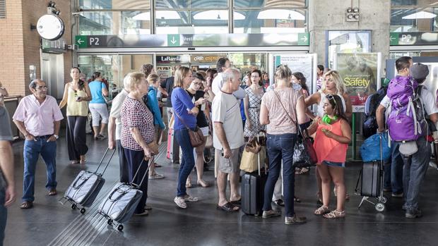 Viajeros en la estación del AVE de Córdoba